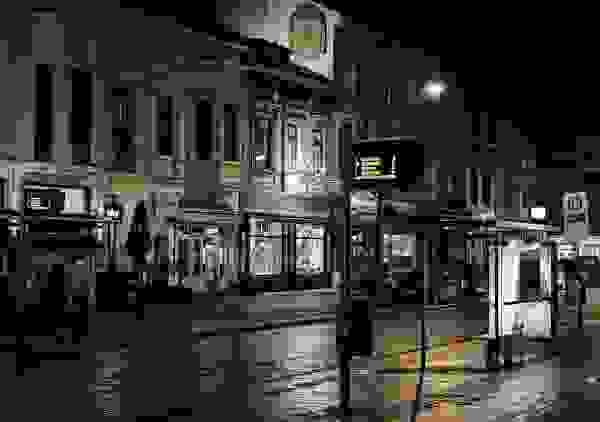 Haltestelle Sielwall, abends (Pandemie, Lockdown)