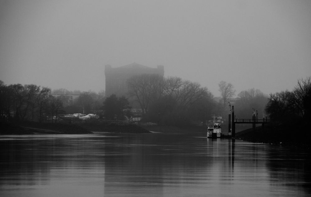Wasserturm auf dem Werder im Dunst