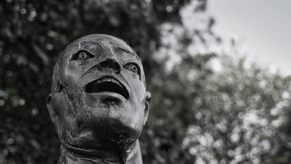 Goetheplatz, Vangis, Mann mit Maske