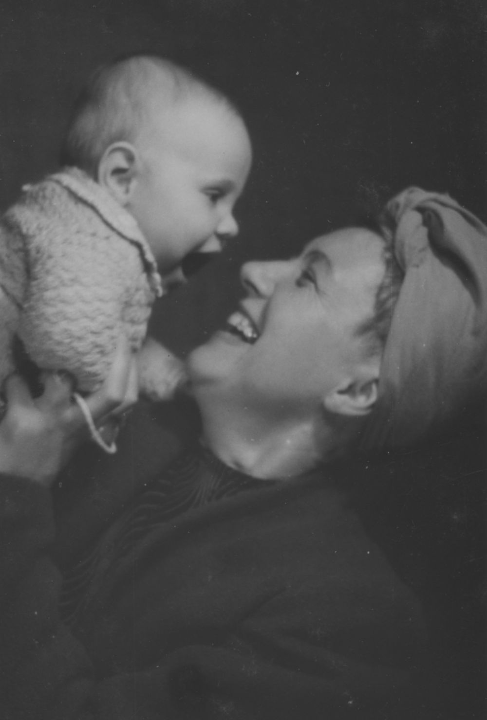 hanna-ahrens-1943-mit-sohn-michael-